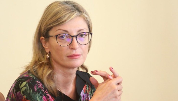 Захариева е контактна на зам.-министър Петко Дойков, който даде положителна проба за COVID-19 с бърз тест Захариева е контактна на зам.-министър Петко Дойков, който даде положителна проба за COVID-19 с бърз тест