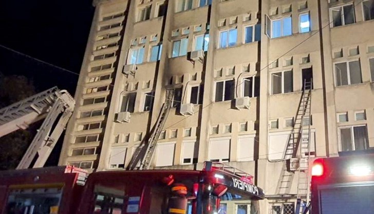 Лекар, който се е опитал да спасява интубираните пациенти, е с тежки изгаряния