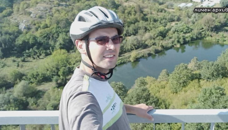 Димитър Михайлов е учител по физическо възпитание и активист в кампания за даряване на стволови клетки. Когато е на 23 години, докато е студент в Националната спортна академия, той се разболява Димитър Михайлов е учител по физическо възпитание и активист в кампания за даряване на стволови клетки. Когато е на 23 години, докато е студент в Националната спортна академия, той се разболява