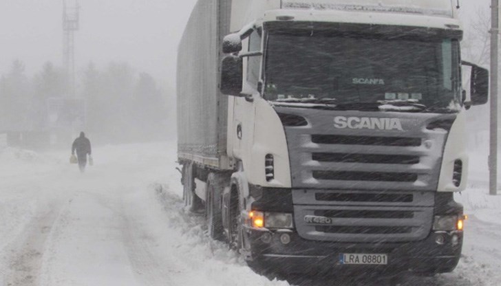 Движението бе ограничено заради аварирали камиони Движението бе ограничено заради аварирали камиони