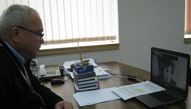 Своеобразен домакин в електронната среда от своя кабинет бе директорът на офиса на НАП в Русе г-н Йордан Йорданов
