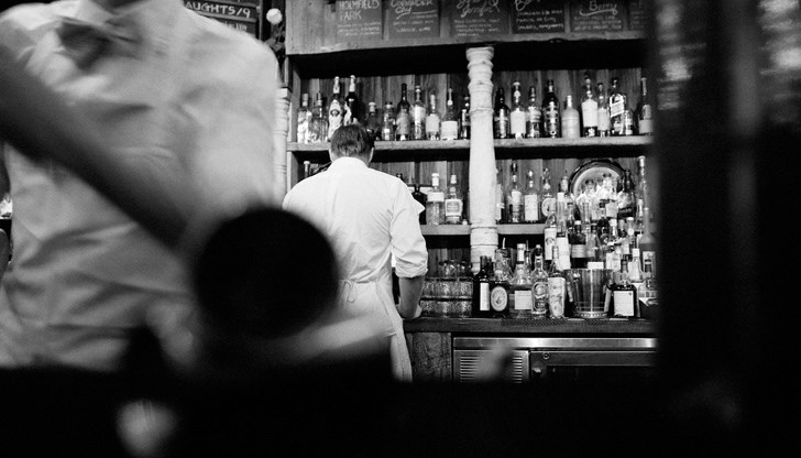 Това не са просто приятелски събирания, а се организират с цел бизнес и се превръщат в нов бранш на сивата икономика, разказа участник в такова парти. Модата е много опасна, защото именно на такива събирания стават най-масовите заразявания Това не са просто приятелски събирания, а се организират с цел бизнес и се превръщат в нов бранш на сивата икономика, разказа участник в такова парти. Модата е много опасна, защото именно на такива събирания стават най-масовите заразявания