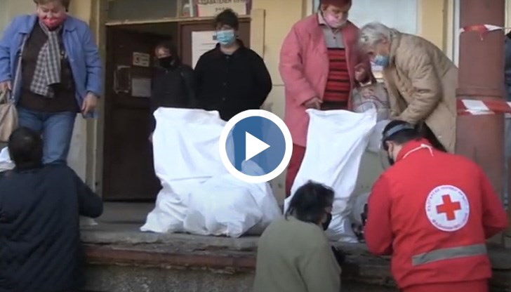 Днес е първият ден от раздаването на храните от БЧК