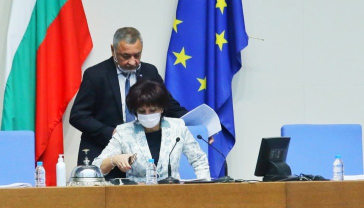 Цвета Караянчева спря микрофона на социалиста Христо Проданов Цвета Караянчева спря микрофона на социалиста Христо Проданов