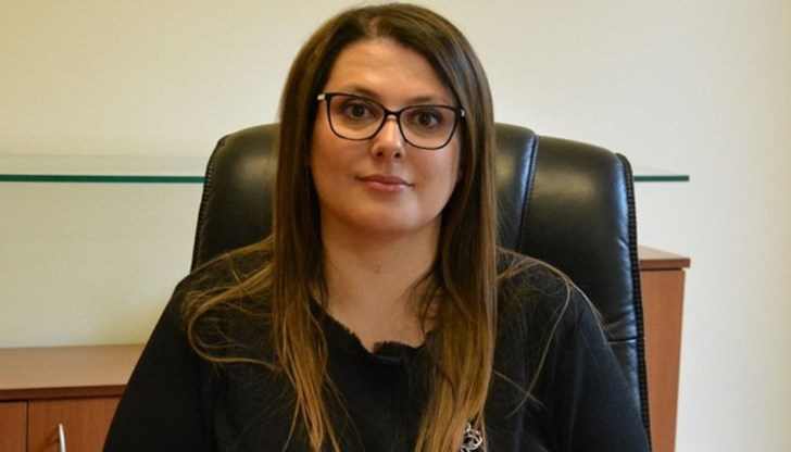 Дамата е известна с придобиването за 10 000 лв. на къща от 120 кв.м на жълтите павета