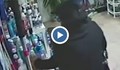 Жена краде омекотители и дезодоранти за броени минути