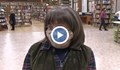 Служител на Русенската библиотека разнася книги по домовете
