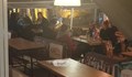 Заведение в центъра на Пловдив пълно с хора... но не работи