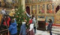 Третокласници украсиха елхата в „Света Троица“ и се помолиха за болните