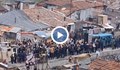 Пир по време на чума: Стотици на купон в ромското гето на Хасково