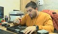 Мъж от Горна Оряховица поправя стари компютри, за да ги дари на ученици в нужда