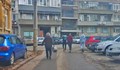 Масово хората ходят по улиците, защото колите са на тротоарите