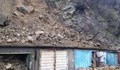 Свлачище затрупа гаражи в Дупница
