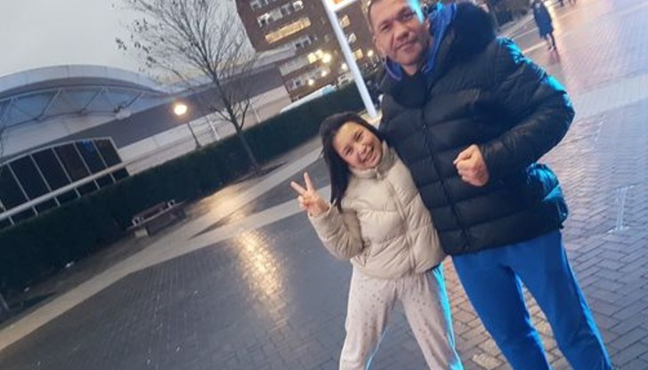 Фенове се снимат с Кобрата по време на вечерната му разходка в Лондон