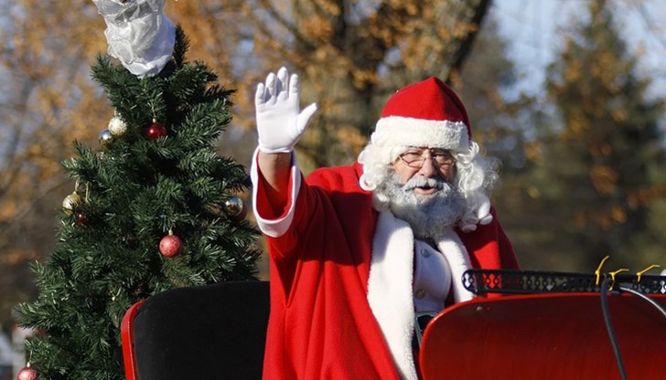 Дядо Коледа и еленският му впряг пътува от Лапландия и се очаква тази нощ да пристигне у нас