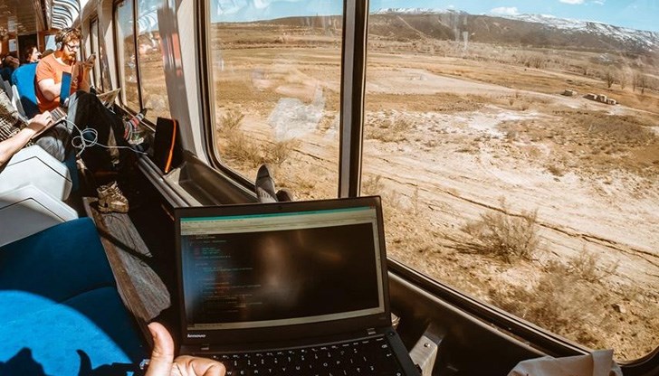 Очерта се и ново икономическо разделение - между хората, които могат да работят от вкъщи, и тези, които не могат Очерта се и ново икономическо разделение - между хората, които могат да работят от вкъщи, и тези, които не могат