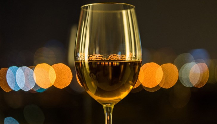 Двама служители на реда отишли при възрастния мъж и прекарали време с него