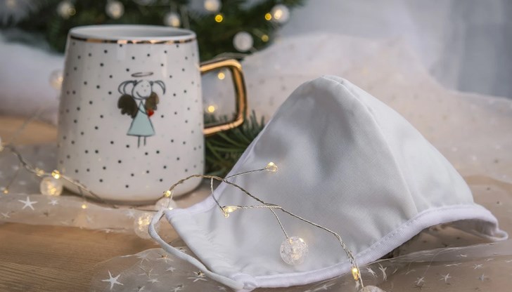 Преходът на Чешката република към петото ниво на епидемиологична заплаха предвижда, че в страната ще останат отворени само магазини, продаващи стоки от първа необходимост. Максимум двама души ще да са заедно навън. На сватби, погребения и други достъпът е ограничен до 15