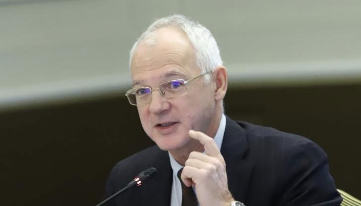 Те се появиха основно през месец април, когато имаше призив да се продадат коли и с тях да се плащат заплати Те се появиха основно през месец април, когато имаше призив да се продадат коли и с тях да се плащат заплати