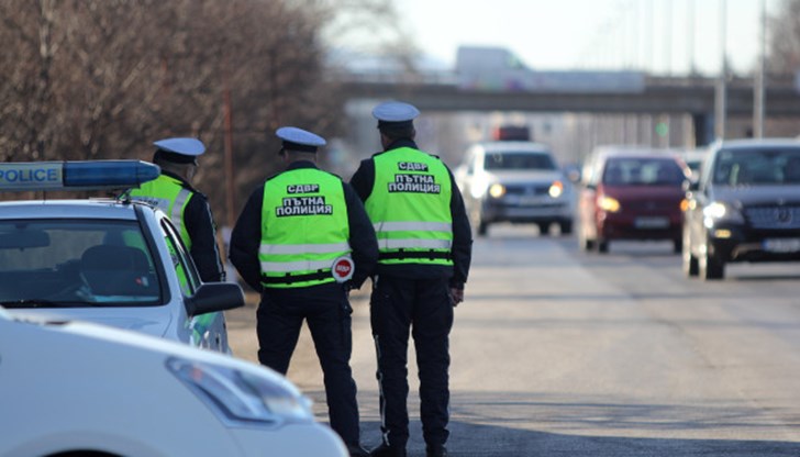 Дни преди Коледа - полицията излиза на основните пътни артерии и магистрали, за да следи за нарушители