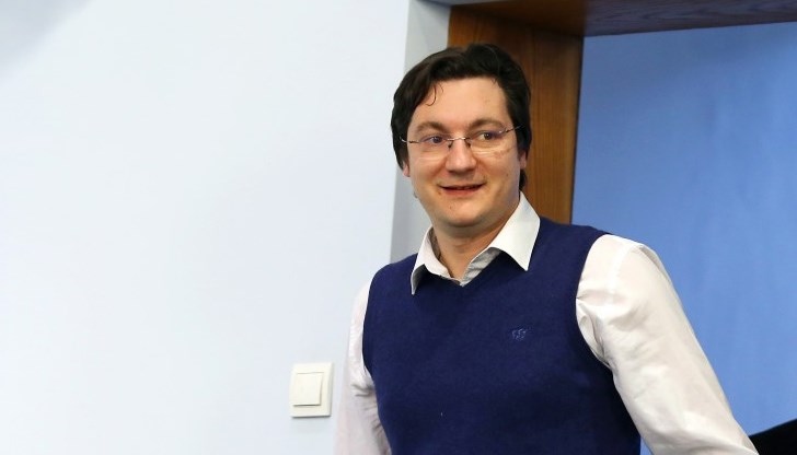 "От стотиците приемни и неформални срещи, проведени през годината, най-често поставяният проблем без съмнение е този за пътя Русе - Бяла – Велико Търново. Хората са бесни - и с право! ", казва червеният депутат "От стотиците приемни и неформални срещи, проведени през годината, най-често поставяният проблем без съмнение е този за пътя Русе - Бяла – Велико Търново. Хората са бесни - и с право! ", казва червеният депутат