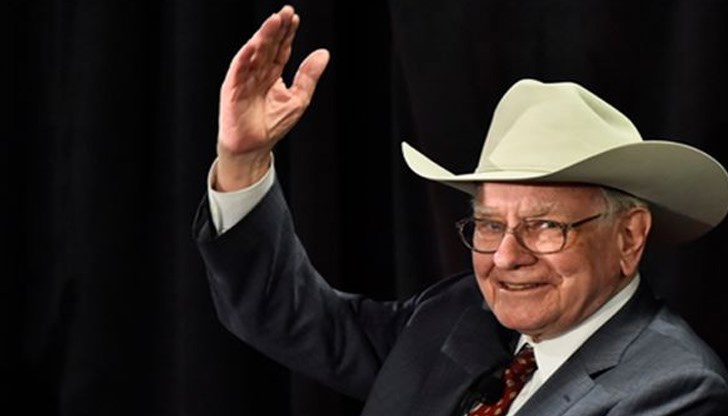 Бъфет подхожда с "внимание" и към жените в живота си - включително сестрите си - като стратегията му за личен подарък за тях включва да предаде на служител на магазина за рокли Topps подробен списък с размерите им Бъфет подхожда с "внимание" и към жените в живота си - включително сестрите си - като стратегията му за личен подарък за тях включва да предаде на служител на магазина за рокли Topps подробен списък с размерите им