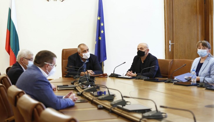 Пари се раздават за всякакви демонстрации на предизборна щедрост от страна на властта