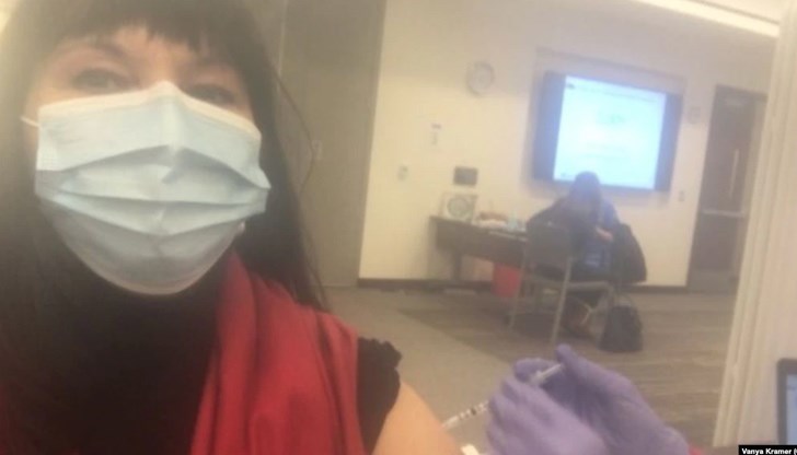 Ваня Креймър казва, че предпочита да вярва на науката, а не на конспирациите, които през последните месеци заливат интернет Ваня Креймър казва, че предпочита да вярва на науката, а не на конспирациите, които през последните месеци заливат интернет