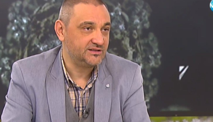 По думите му вирусът постоянно се променя, новият щам на коронавируса е по-заразен и ще се разпространява по-бързо