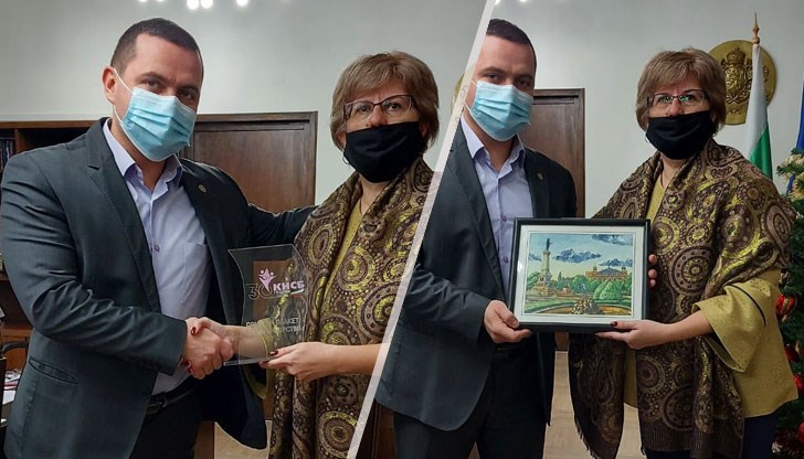 Боянка Димитрова връчи на кмета на Русе и картина като символ на всеотдайност и грижа към гражданите на най-красивия крайдунавски град