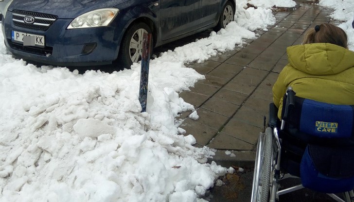 Кола паркира на тротоара пред блок Фридрих Енгелс и жената не може да премине