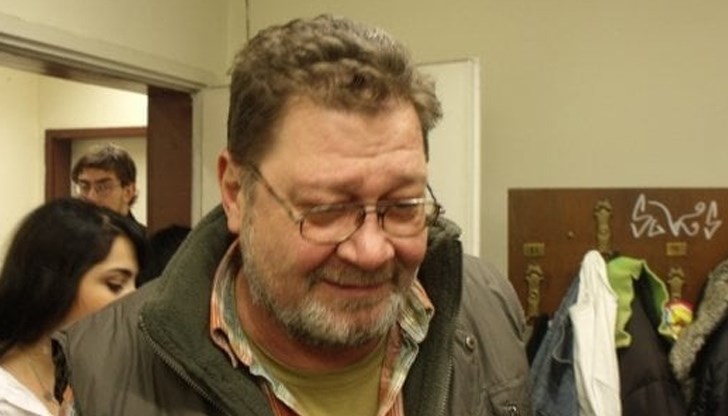 Не става ясно от какво е починал преподавателят, но погребението ще бъде на 19 декември, събота, от 11:00 часа в гробищен парк "Басарбово" Не става ясно от какво е починал преподавателят, но погребението ще бъде на 19 декември, събота, от 11:00 часа в гробищен парк "Басарбово"