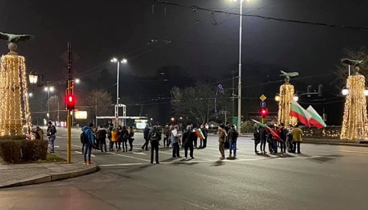Една жена бе допусната от полицаите да залепи поканата на витрината на централата на ВМРО