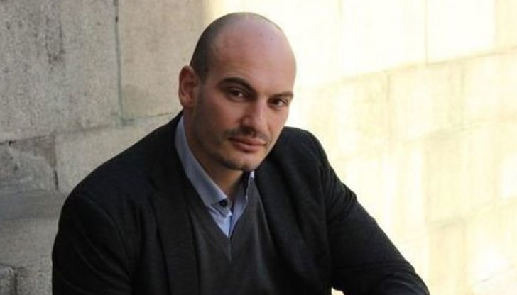 "Сега, когато има недостиг на медицинска грижа те ли ще решават кой ще живее?" пита журналистът