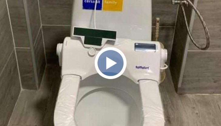 Пластмасовата седалка на тоалетната чиния се върти и се фолира