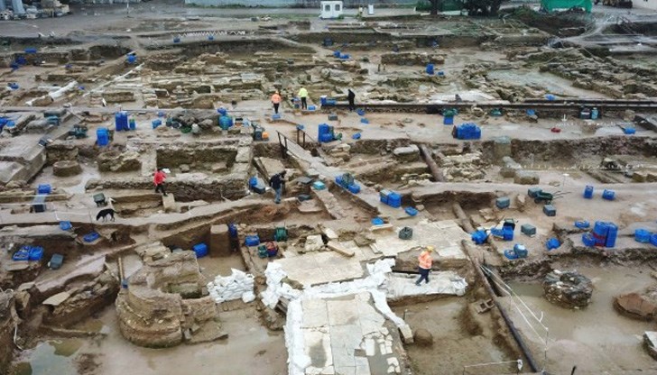 По щастливо стечение на обстоятелствата, този район е незастроен и е собственост на турските държавни железници По щастливо стечение на обстоятелствата, този район е незастроен и е собственост на турските държавни железници