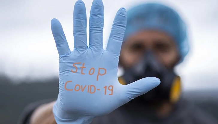 Проучване, публикувано в средата на април заключава, че хората без симптоми са източник на 44% от диагностицираните случаи на COVID-19. В допълнение се казва, че хората може да са най-заразни през периода преди да имат симптоми