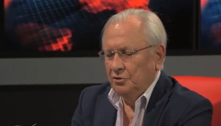 Смятам, че тези пари и кюлчета в чекмеджето му са платени именно за тези услуги Смятам, че тези пари и кюлчета в чекмеджето му са платени именно за тези услуги