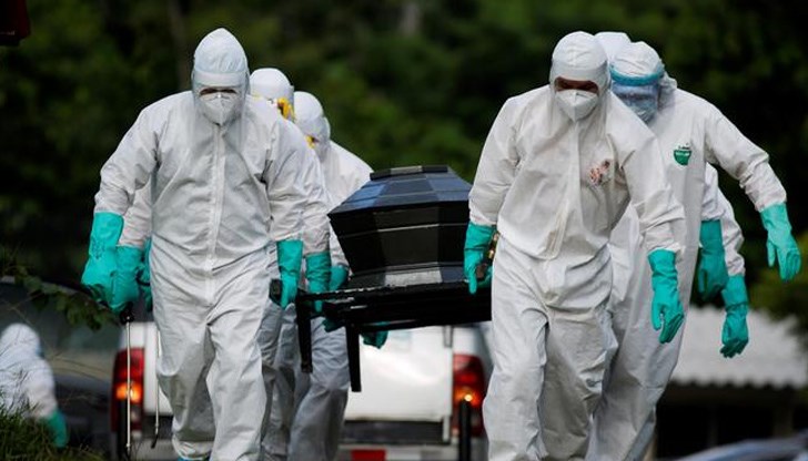 Женската имунна система е сравнително по-устойчива от тази на мъжете – благодарение най-вече на женския хормон естроген, който кара имунната система да реагира по-бързо и по-мащабно срещу вируси. Докато мъжкият тестостерон забавя отбранителните реакции на тялото Женската имунна система е сравнително по-устойчива от тази на мъжете – благодарение най-вече на женския хормон естроген, който кара имунната система да реагира по-бързо и по-мащабно срещу вируси. Докато мъжкият тестостерон забавя отбранителните реакции на тялото