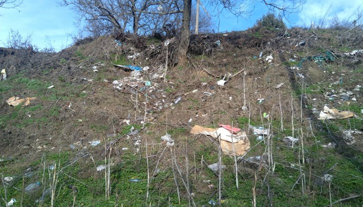 Цяла една улица е превърната в сметище заради недобросъвестни граждани