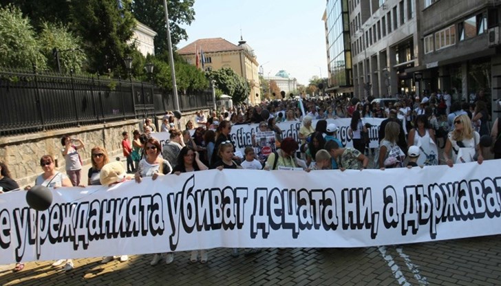 Майка: "Писна ми да прося, писна ми да се моля, писна ми да гледам как системата зацикля и изход няма. Няма, разберете. Сега ще запълним поредните дупки оттук и оттам, но къде е държавата, бе?"