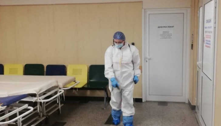 Корнелия Нинова работи като доброволец в Окръжна болница от 23 ноември