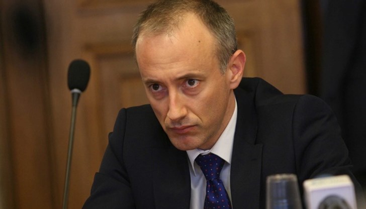 Учителите получават допълнителни средства, с които да компенсират разходите си по време на онлайн обучението