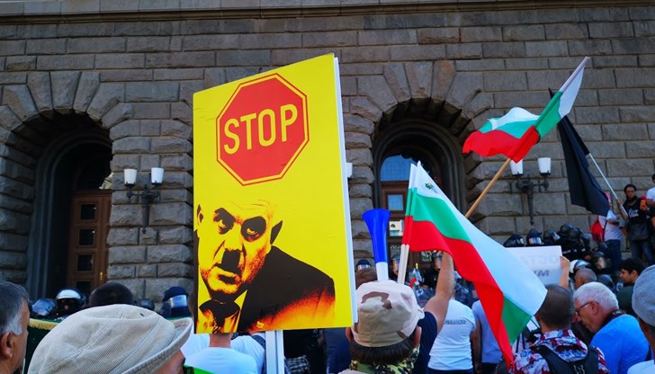 През 2020 десетки хиляди излязоха лично по улиците, за да поискат оставката (не само на правителството, но и) на главния прокурор. И да защитят правовата държава. Много повече - близо 70 процента от българите, декларираха, че подкрепят тази кауза През 2020 десетки хиляди излязоха лично по улиците, за да поискат оставката (не само на правителството, но и) на главния прокурор. И да защитят правовата държава. Много повече - близо 70 процента от българите, декларираха, че подкрепят тази кауза