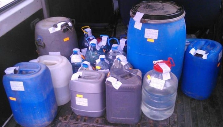 Криминалисти иззеха алкохол без акцизен бандерол, предназначен за продажба