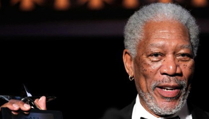 Един от най-често задаваните към актьора въпроси през годините е защо носи обеци