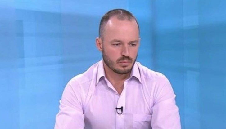 Според него, че ако децата се върнат на училище и в забавачница в началото на януари, страната ни ще влезе в нов пик на епидемията Според него, че ако децата се върнат на училище и в забавачница в началото на януари, страната ни ще влезе в нов пик на епидемията