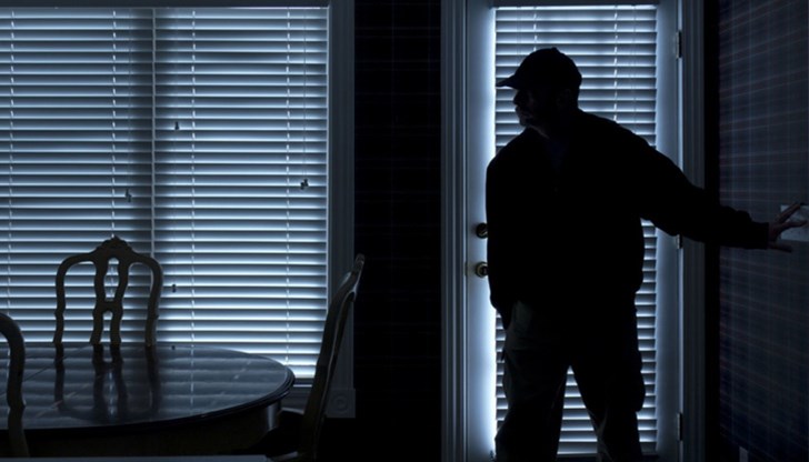 Апашите откраднали лаптоп, плейстейшън, куфарче с инструменти, два чифта обувки и дрехи