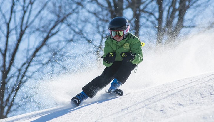 Властите смятат, че като спорт, упражняван на открито, карането на ски е напълно безопасно