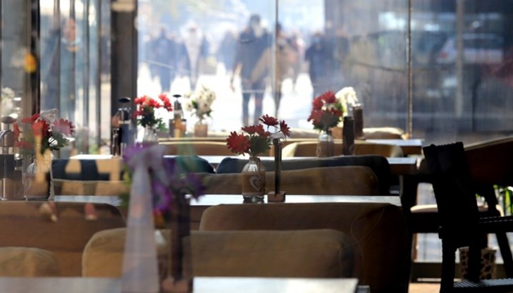 Организирането на закуската, обяда и вечерята трябва да става по график на две или три смени